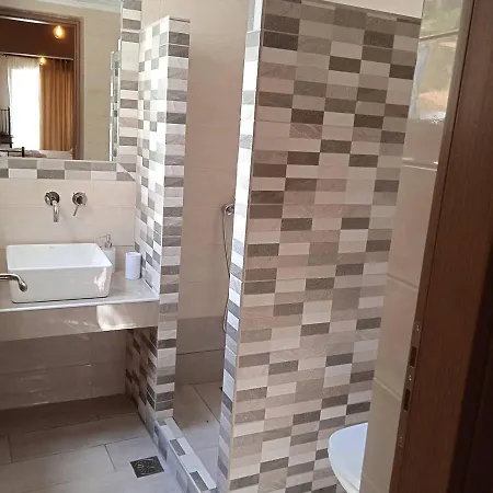 To Limanaki Finikounta