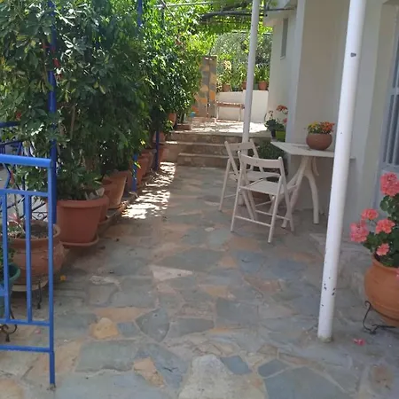 To Limanaki Finikounta