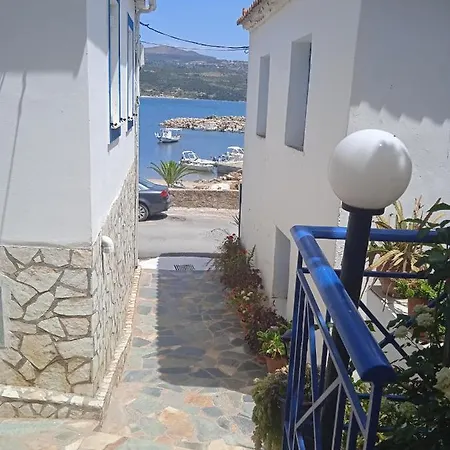 To Limanaki Finikounta