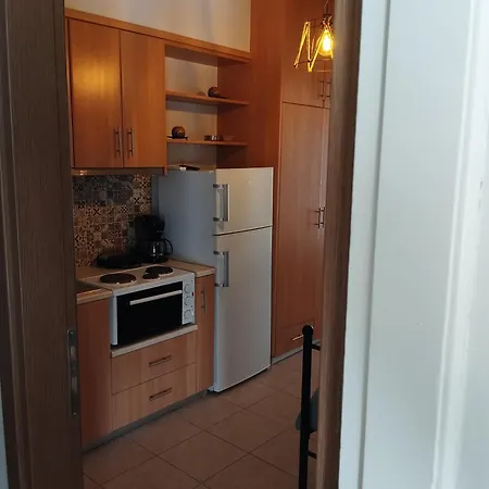 To Limanaki Finikounta