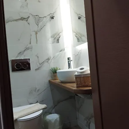 To Limanaki Finikounta