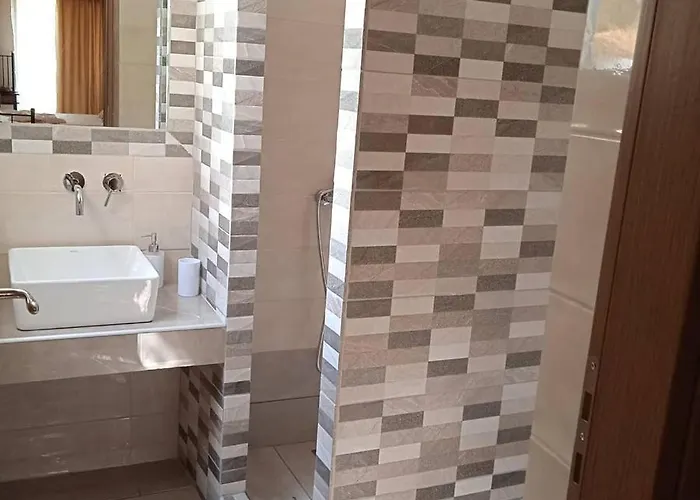 To Limanaki Finikounda