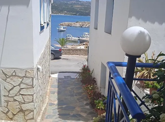 To Limanaki Finikounda